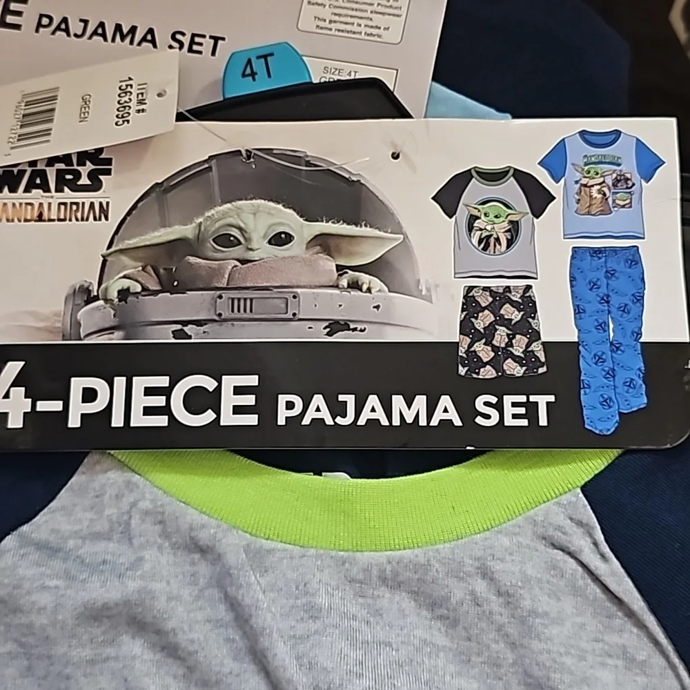 Disney Boy's Star Wars Mandalorian Graphic 4 Piece Pajama Set Size 4T nwt